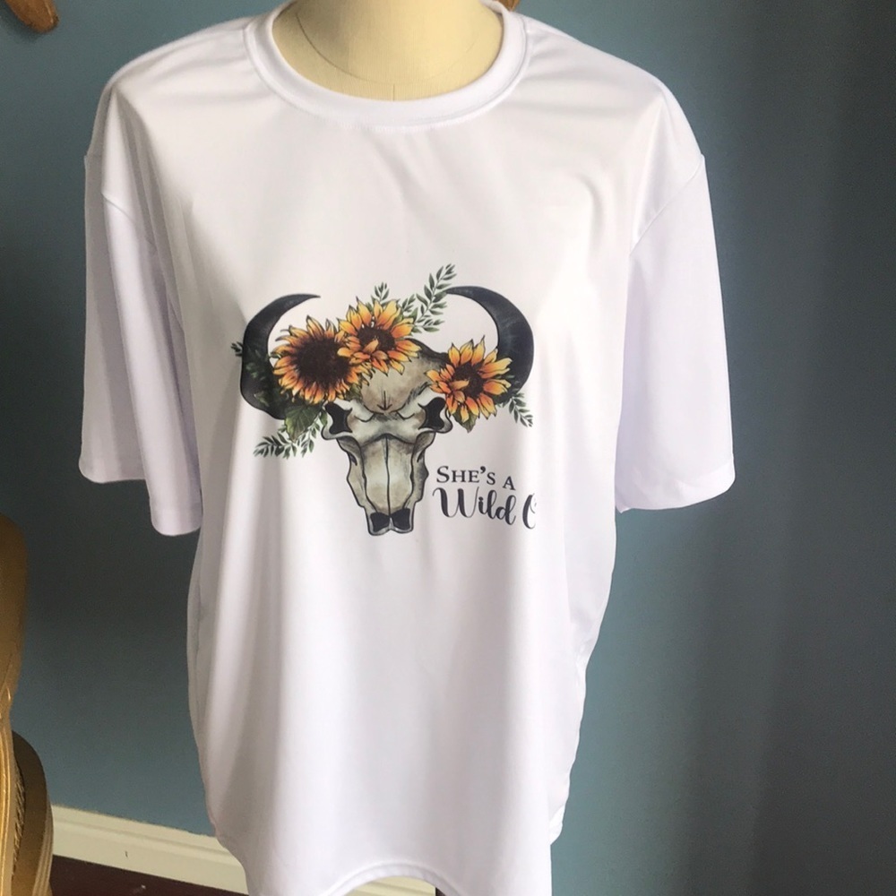 NWT white short sleeves t-shirt. Western cowgirl country rodeo cow skull size L